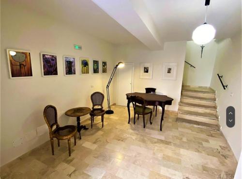 菲乌吉Casa Vittorio Emanuele的一间带桌椅和楼梯的用餐室