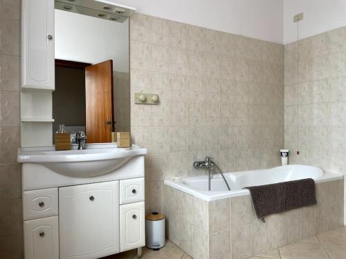 佩萨罗Casa Isore con 3 camere da letto的浴室配有盥洗盆和浴缸。