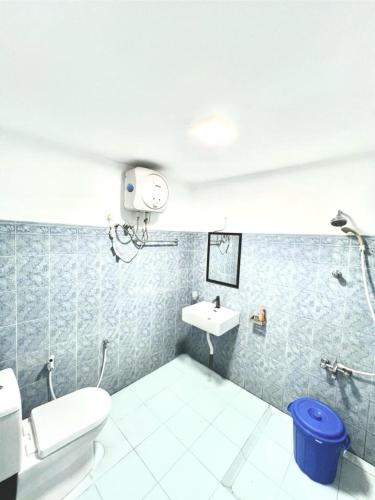 科伦坡KINGS HOTEL的一间带卫生间和水槽的浴室