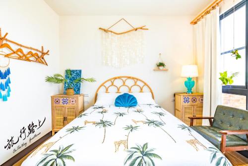 马公澎湖旅行路上民宿/私厨的一间卧室配有一张床和一把椅子