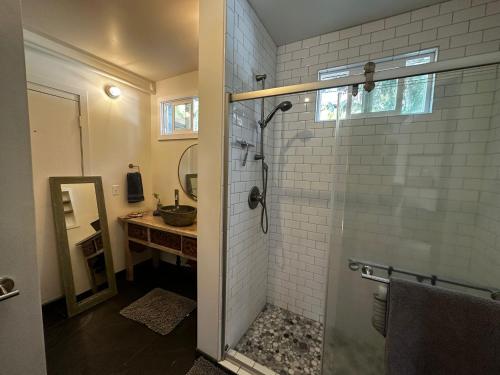 哈莱伊瓦Guest House - V-land的带淋浴、水槽和镜子的浴室