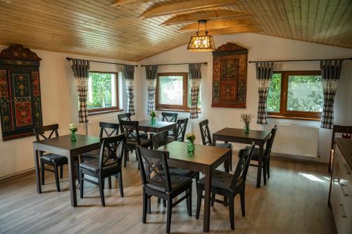 克尔茨什瓦拉乡Magda Garden的用餐室设有桌椅和窗户。