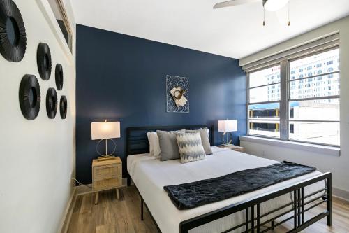 新奥尔良California Building by Hosteeva的一间卧室设有一张蓝色墙壁的大床