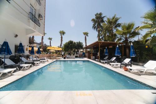 安塔利亚Far Life Hotel的一个带椅子和遮阳伞的游泳池