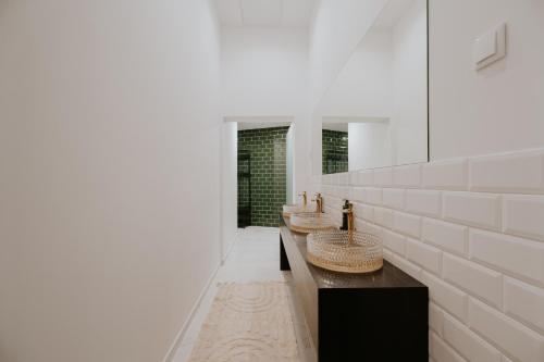 波尔图Porto Hostel Cúpula的一间带三个水槽和白色墙壁的浴室
