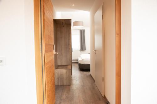 菲尔斯比堡Landgasthof Maier的走廊上设有通往卧室的门