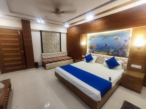 阿格拉Hotel Jigyasa By Mayda Hospitality Pvt. Ltd.的卧室配有一张大床,墙上挂有鱼画