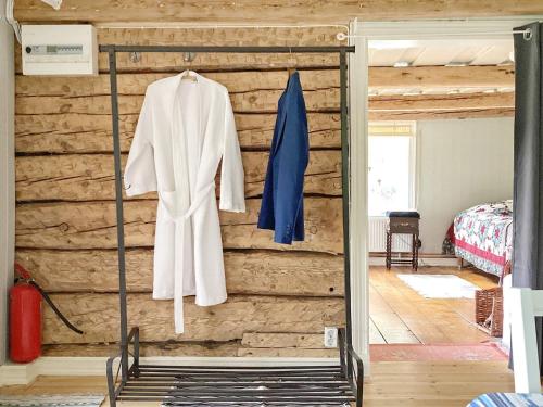 乌普萨拉Holiday home Uppsala的房间里的架子上涂有白色的外套