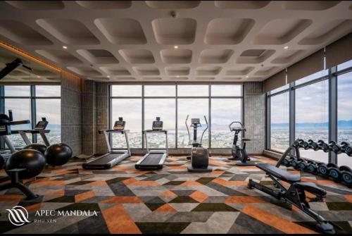 绥和市Apec Mandala HaDoFinn的一个带健身器材的健身房,位于带窗户的建筑内