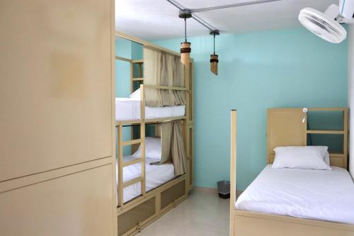 圣玛尔塔Hostal Las Guaduas的带双层床和床的房间