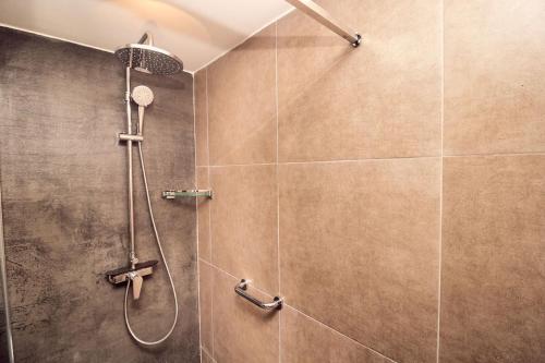 洛美萨拉卡瓦酒店的带淋浴喷头的浴室
