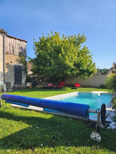 La Bachelleriela maison de Léa的游泳池旁草地上的一个大蓝管