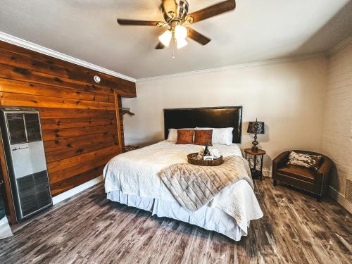 弗拉格斯塔夫Woody Mountain Bed & Breakfast的一间卧室配有一张床和吊扇