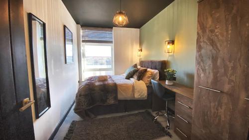 达灵顿The Beaumonts的一间卧室配有一张床、一张书桌和一个窗户。