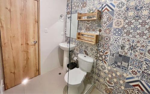 圣玛尔塔Hostal Las Guaduas的一间带卫生间和水槽的浴室