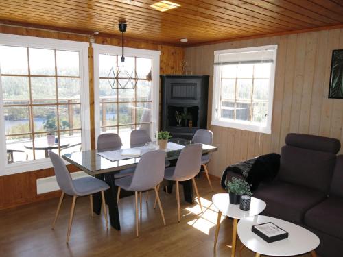 FossdalHoliday Home Utsikt - SOW148 by Interhome的客厅配有桌椅和沙发