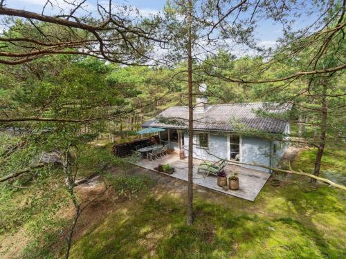 维斯特索马肯Holiday Home Alita - 300m from the sea in Bornholm by Interhome的树林中白色房子的顶部景色