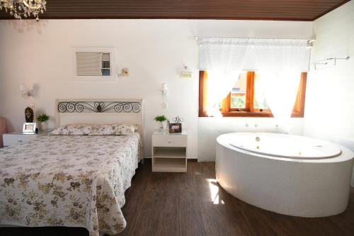 圣布兰卡Sitio Agua Doce的一间卧室配有一张床和浴缸