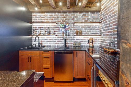 布罗克维尔Riverside Retreat的厨房配有木制橱柜和砖墙
