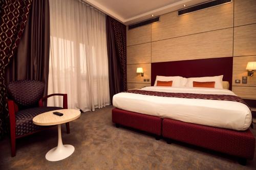 洛美萨拉卡瓦酒店的酒店客房带一张大床和一把椅子