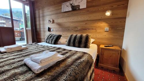 拉克吕萨克里斯蒂酒店 的一间卧室配有一张木墙床