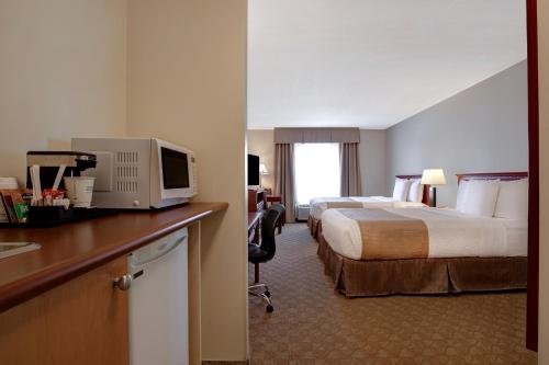 道森克里克道森克里克戴斯酒店的酒店客房设有两张床和一张书桌及电视