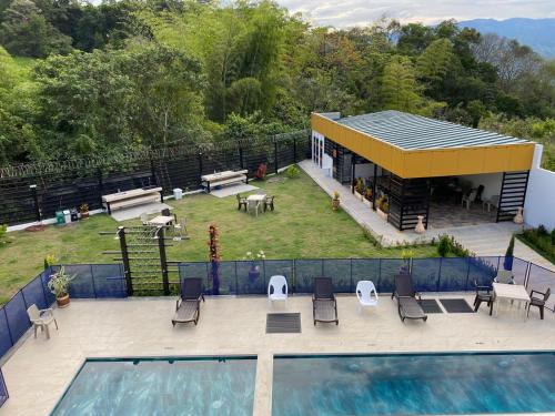 拉米萨HOTEL ISIS CONFORT的一座带游泳池和带椅子的庭院的房子