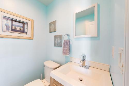 北迈尔斯堡Hip Harbour的浴室配有白色卫生间和盥洗盆。