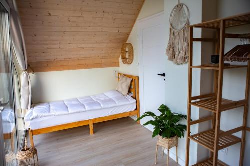 MieroszynoSzurmiejówka的一个小房间,在一个小房子里设有长凳