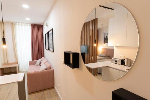奥尔塔Horta Bay的客厅配有镜子和沙发