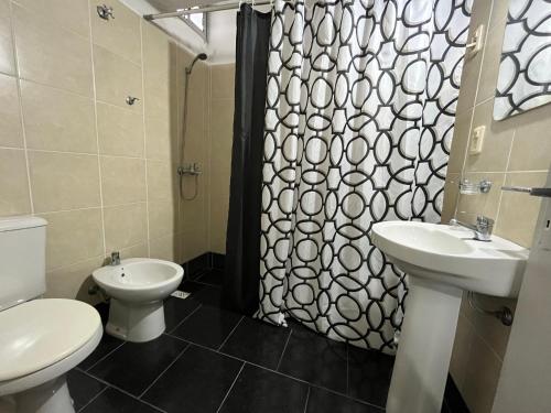 Rosario罗萨里奥酒店的浴室配有卫生间、盥洗盆和淋浴。