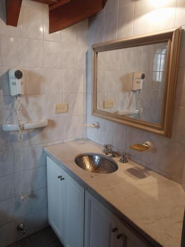 科尔多瓦Why Not Guemes的一间带水槽和镜子的浴室