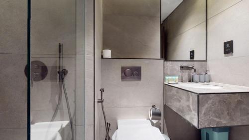 迪拜O Ten, Al Jadaf - Locations的带淋浴、卫生间和盥洗盆的浴室