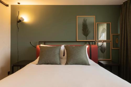 朱伊·奥克斯·阿奇斯钟楼梅兹鲁伊奥阿切酒店的卧室配有白色的床和2个枕头