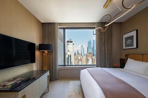 纽约The Ritz-Carlton New York, NoMad的酒店客房设有一张床和一个大窗户