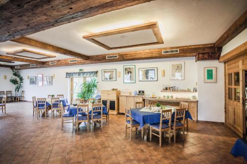金德贝格Landgasthof Sepplwirt的一间配备有蓝色桌椅的用餐室