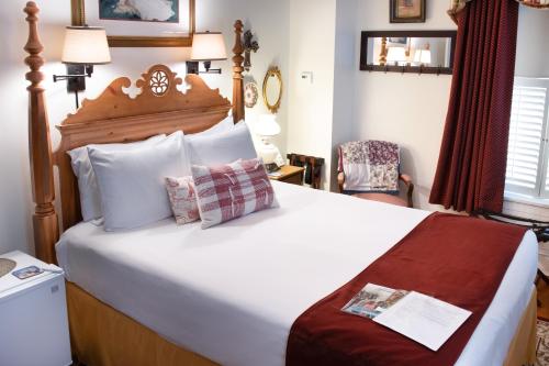 兰开斯特EJ鲍曼住宿加早餐旅馆的酒店客房带一张大床和一把椅子