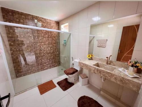伊列乌斯Casa de Praia Pontal的一间带水槽、卫生间和镜子的浴室