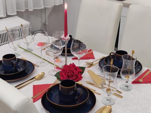 埃格尔Albina apartman的一张桌子,上面放着酒杯和蜡烛