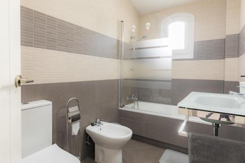 锡蒂奥卡拉翁达Villa Las Margaritas的浴室配有卫生间、盥洗盆和浴缸。