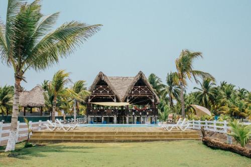 EscuintlaLos Olivos La Playa Hotel y Restaurante的棕榈树度假村的酒吧
