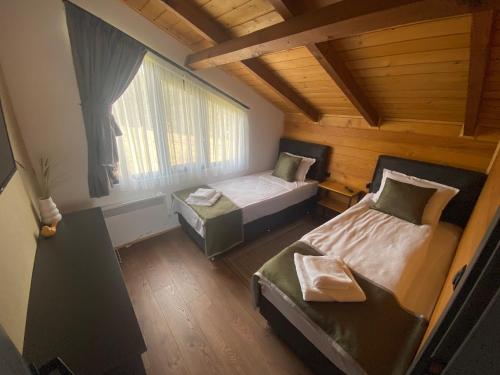 戈韦达尔齐HillVill的小房间设有两张床和窗户