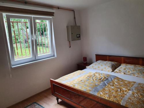 维索科Apartmani Podvisoki的一间卧室设有一张床和一个窗口