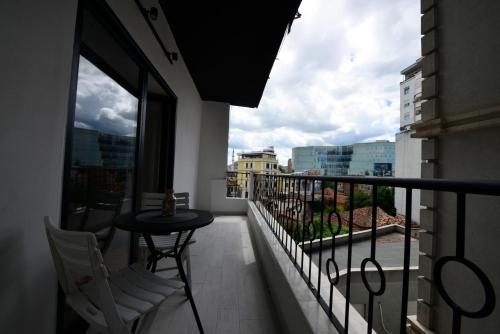 地拉那Tirana Central Apartments - Premium的市景阳台配有桌椅。