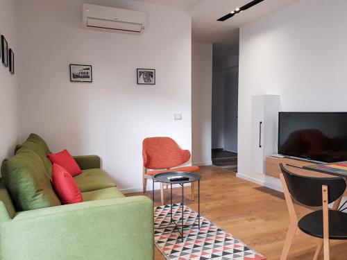 地拉那Tirana Central Apartments - Premium的客厅配有沙发、椅子和电视