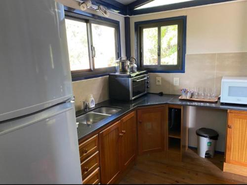 派桑杜ONE TRIP的厨房配有水槽和微波炉