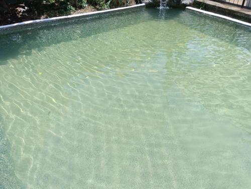 宾南邦LUMUN Holiday Home Rental的院子里一大堆清澈的水