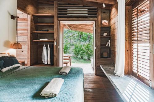 博卡斯德尔托罗Bocas Garden Lodges的木屋内一间卧室,配有一张绿色的床