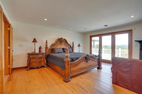 利斯堡Spacious Virginia Retreat with Deck and Scenic Views!的一间卧室设有一张大床和一个窗户。