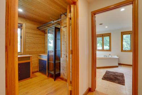 利斯堡Spacious Virginia Retreat with Deck and Scenic Views!的带淋浴和盥洗盆的浴室